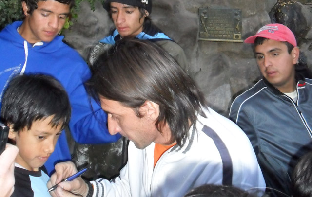 Los jugadores de Belgrano cumplieron con su promesa por haber ascendido.