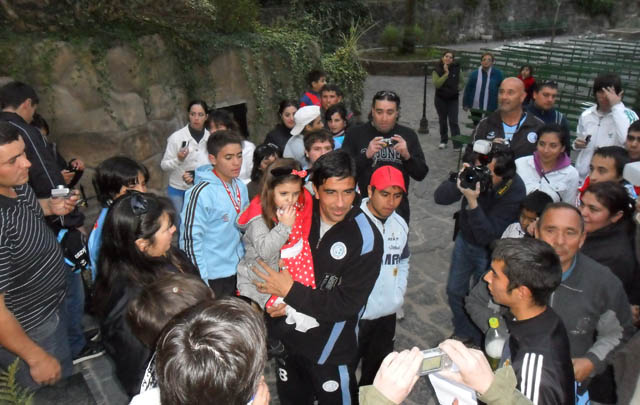 Los jugadores de Belgrano cumplieron con su promesa por haber ascendido.