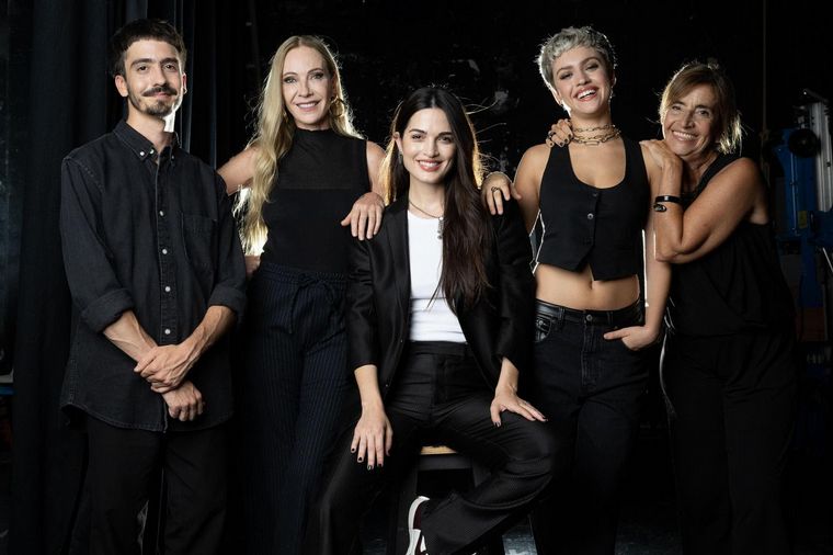 Inés Estévez y Agustina Benavides presentan la obra “Bosque adentro”.