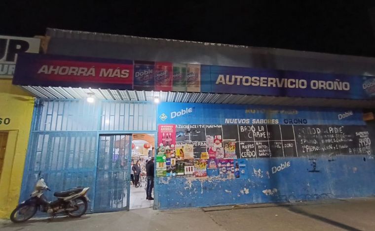 Ataque a balazos con sello sicario en un autoservicio del sur de Rosario.