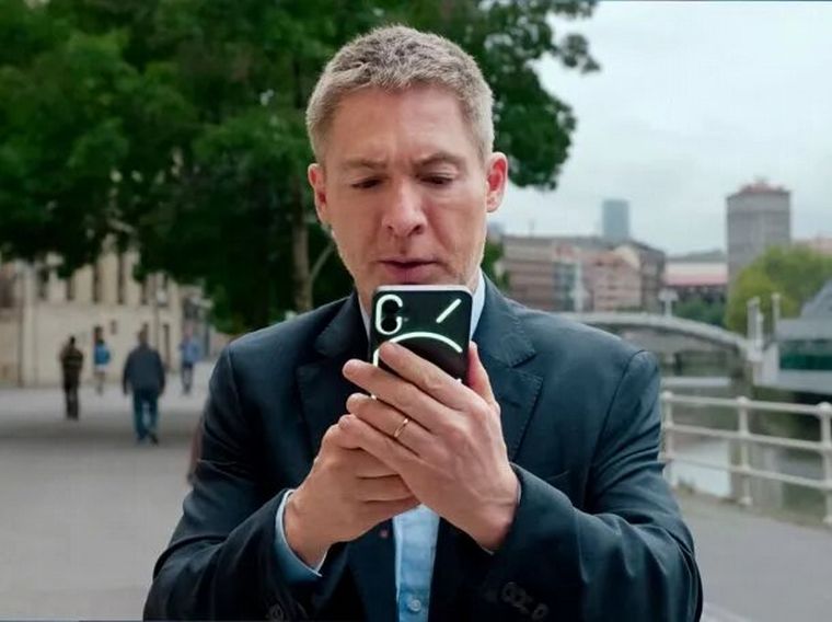 Suar en la piel de Carlos, un tipo que no puede dejar un minuto su teléfono celular.