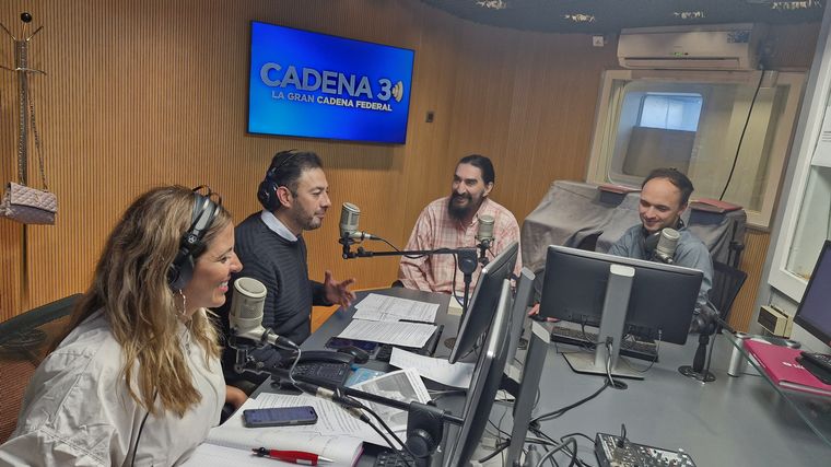 Hugo Varela visitó los estudios y adelantó “Sordos ruidos” con momentos de humor