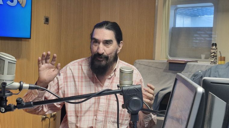Hugo Varela visitó los estudios y adelantó “Sordos ruidos” con momentos de humor