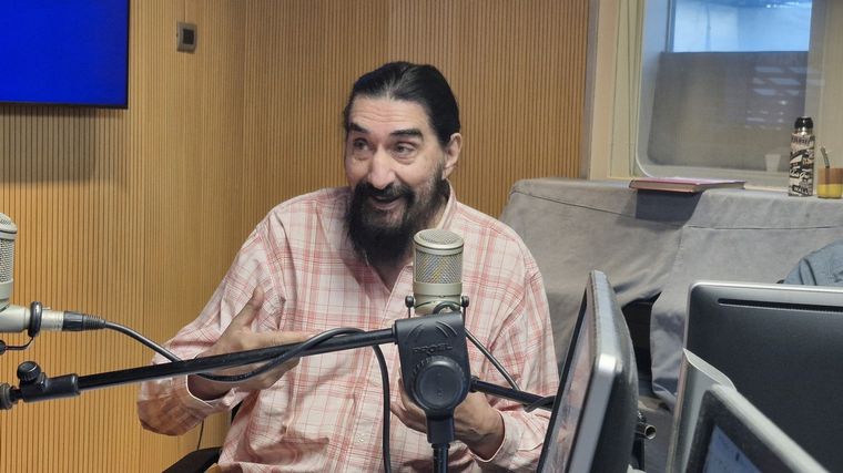 Hugo Varela visitó los estudios y adelantó “Sordos ruidos” con momentos de humor