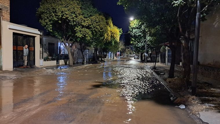 Caño roto en barrio Yofre