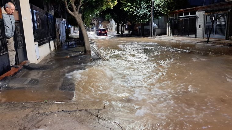 Caño roto en barrio Yofre