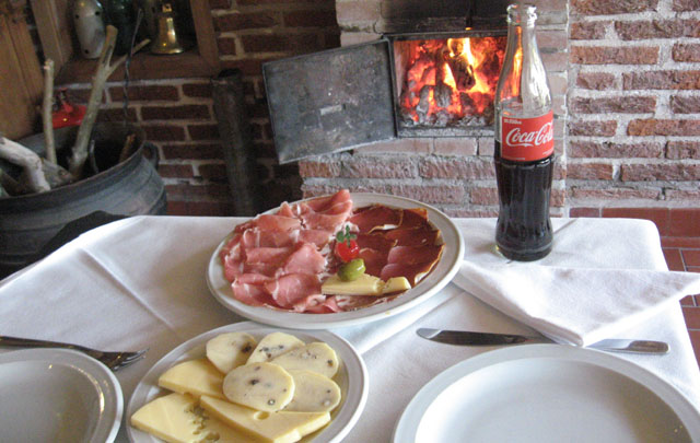 Juan Pablo Viola degustó los jamones del restaurante El Búho.