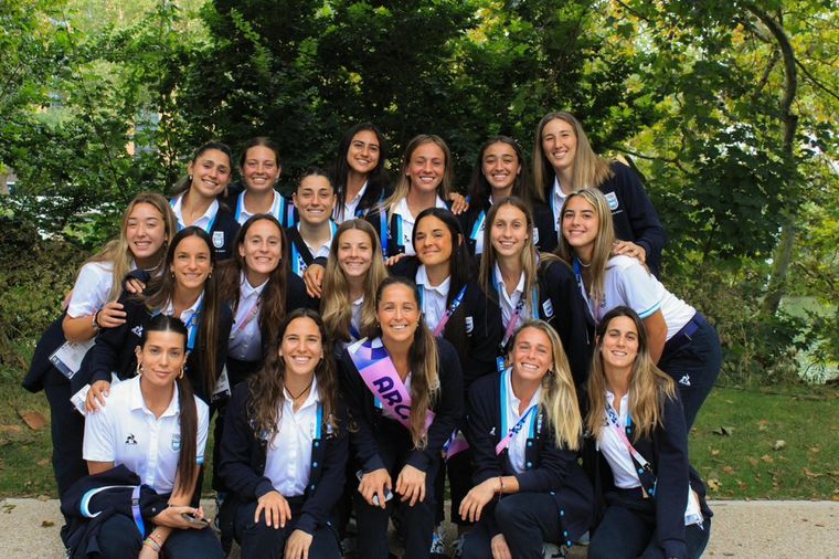 Las "Leonas", seleccionado de hockey femenino argentino, preparadas para la ceremonia