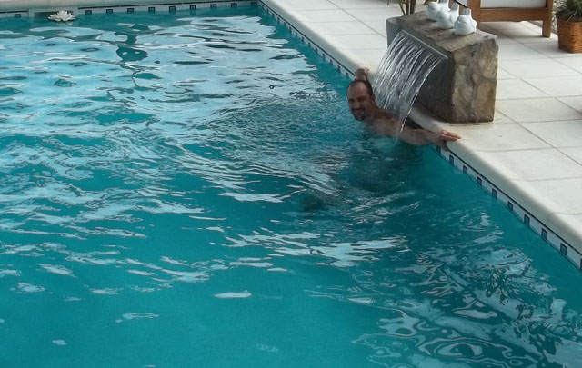 La piscina climatizada es la vedette de la lujosa instalación.