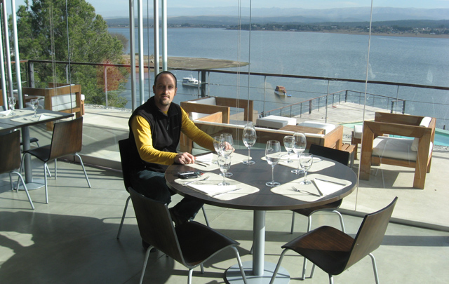 Juan Pablo Viola disfrutando de las exquisiteces del local gastronómico.