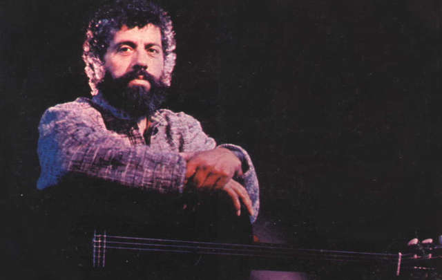 Se autodefinía como ''un trovador profundo que recorrió el mundo y la vida''.