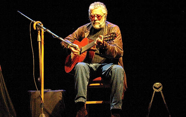 Se autodefinía como ''un trovador profundo que recorrió el mundo y la vida''.