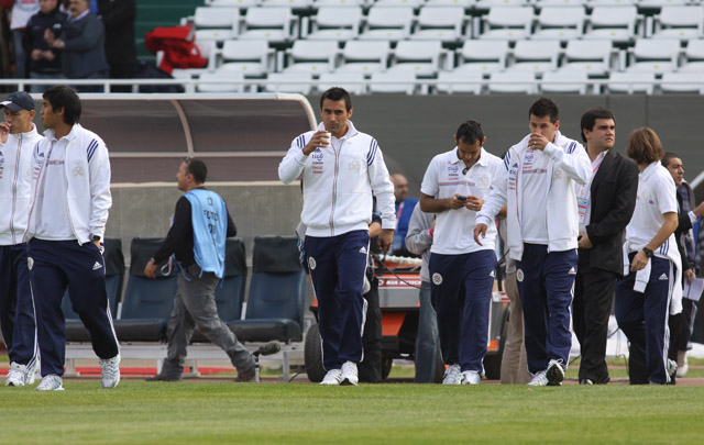 Los jugadores paraguayos reconocen el campo de juego.