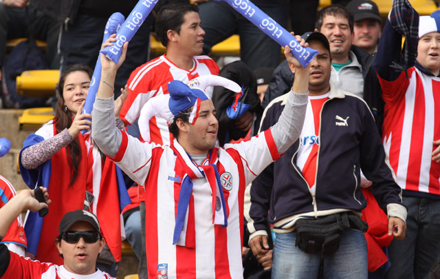 En las tribunas del Kempes predominan el rojo y el blanco.