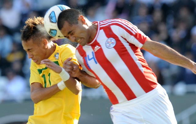 Brasil y Paraguay luchan por la victoria.