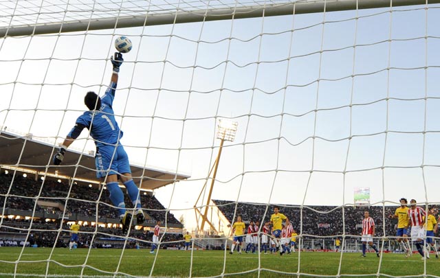 Justo Villar realiza un enorme esfuerzo para desviar el balón.