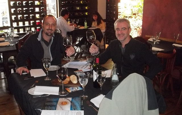 Juan Pablo Viola, junto al propietario del restaurante, Gabriel Reusa. 