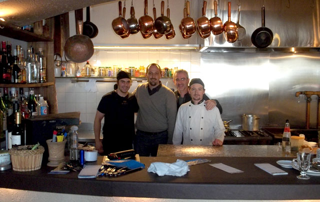 Juan Pablo Viola, junto al propietario y a dos trabajadores de Goulu. 