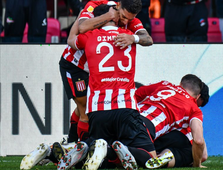 Estudiantes festeja. (Foto: @LigaAFA)