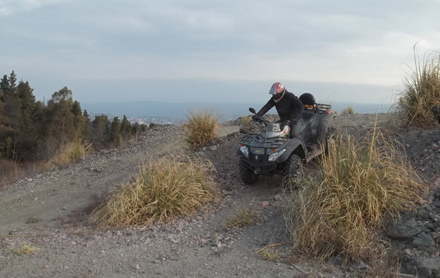 La travesía comienza desde la base de SPORTQUAD, en La Falda. 