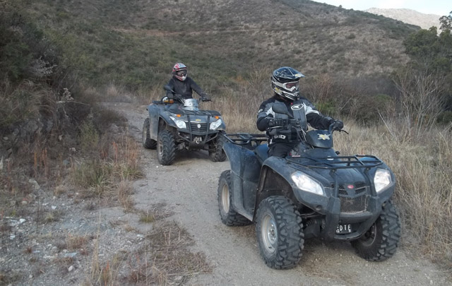 La travesía comienza desde la base de SPORTQUAD, en La Falda. 