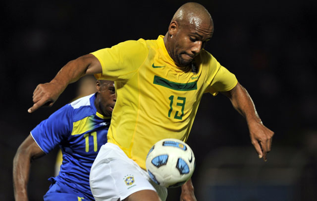 Maicon anticipa a Christian Benítez.