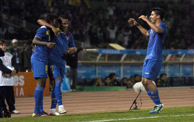 Los jugadores ecuatorianos festejan el gol del empate.