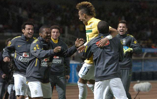 Neymar festeja el segundo tanto brasilero.