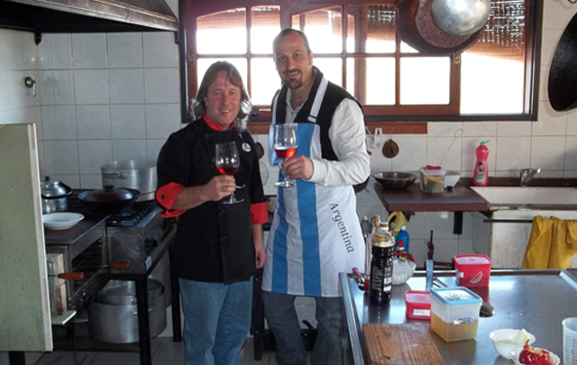 Juan Pablo Viola (Izq.), en La Guarida Hotel Gourmet.