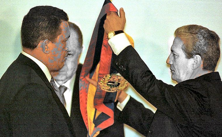 El 2 de febrero de 1999, Chávez asumía por primera vez la presidencia venezolana.