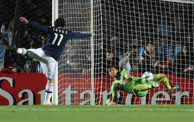 Muslera le ataja a Tevez el penal que le permitió a Uruguay pasar a las semis.