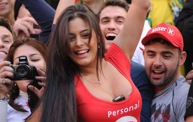 Larisa Riquelme siempre presente