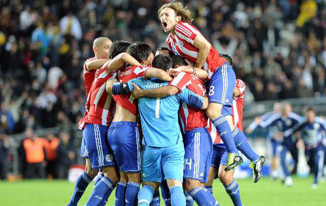 Los paraguayos festejan en La Plata: eliminaron a los brasileros en los penales.