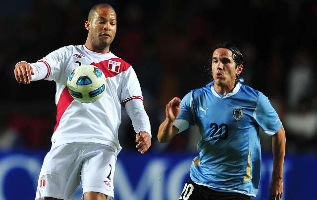 FOTO: Festejan Diego Forlán y Luis Suárez, dos de las figuras del equipo celeste. 