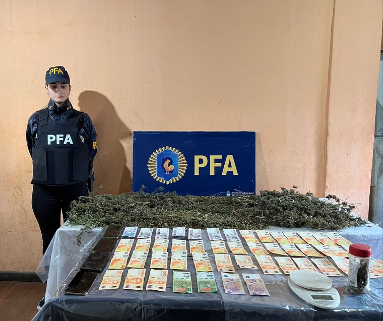 Operativo de la Policía Federal por drogas en barrio Las Violetas, de Córdoba.