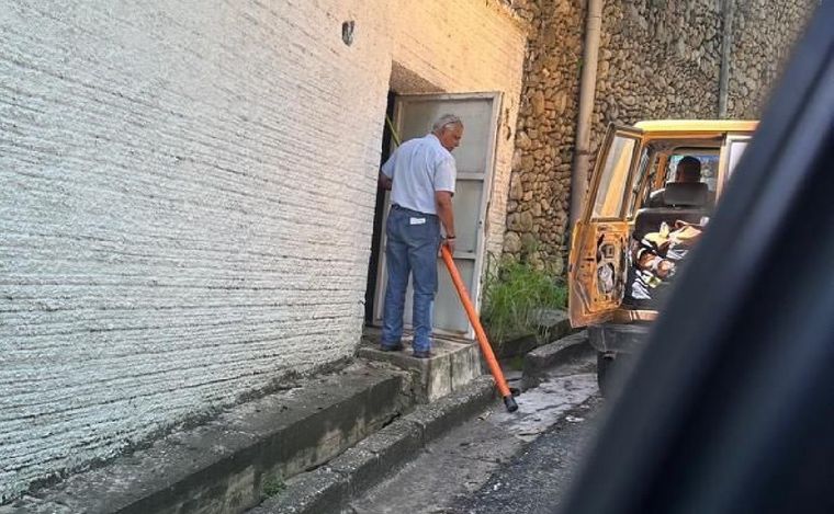 Fotografiaron el momento en que cortan la luz a la embajada argentina. (Foto: X)