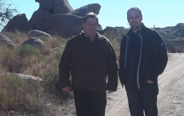 Juan Pablo Viola con Elio Poffo, intendente de Achiras.