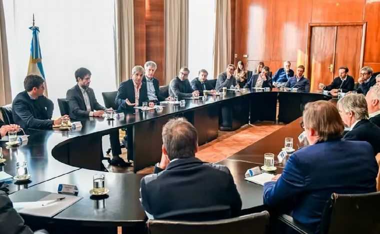 Caputo busca llevar tranquilidad al mercado financiero.