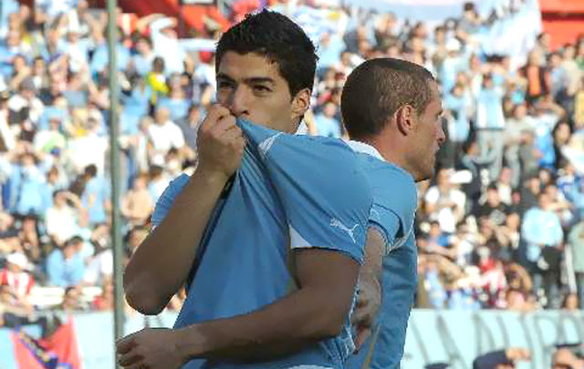 Suárez festeja el gol que abrió el marcador para Uruguay en la final.  