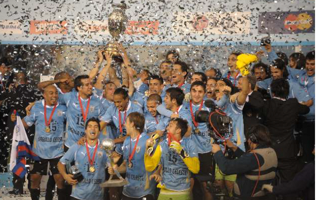 El plantel ''charrúa'' es pura alegría durante el festejo del título obtenido. 