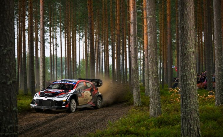 Rovanperä y su Yaris corren a toda velocidad en los bosques de su país