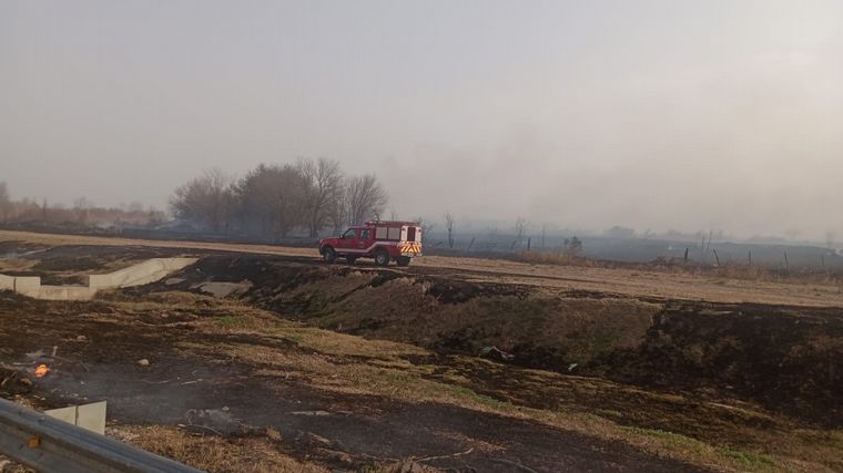 Bomberos trabajan en un incendio en los campos del Ejército argentino