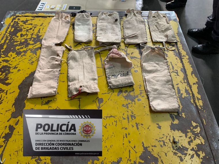 Secuestraron 14 celulares que habían ingresado a Bouwer. 