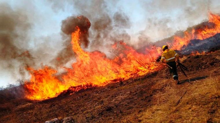 Bomberos combaten incendios en Tucumán (Foto: storymaps.arcgis)