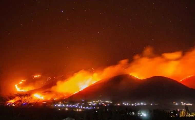 Más de 9.000 hectáreas arrasadas por el fuego en Tucumán. (Foto: Ámbito)