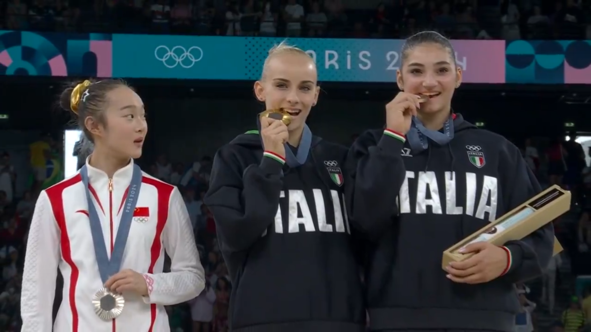 Tierno video: una gimnasta china imitó a sus colegas al verlas morder la me