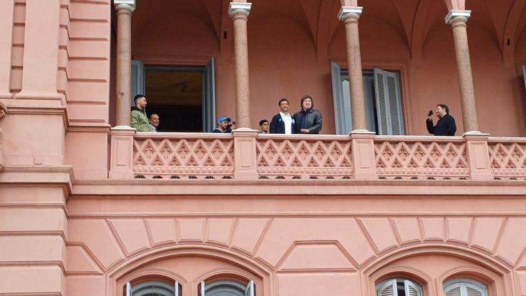 Maligno Torres junto a Javier Milei en la terraza de Casa Rosada