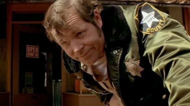 Charles Cyphers en el papel que le dio mayor popularidad, el sheriff de Halloween.