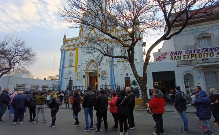 San Cayetano: cuadras de gente para ingresar a la parroquia y tránsito cortado.