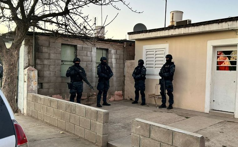 10 detenidos en 24 allanamientos en barrios de Córdoba. (Lucía González/Cadena 3)